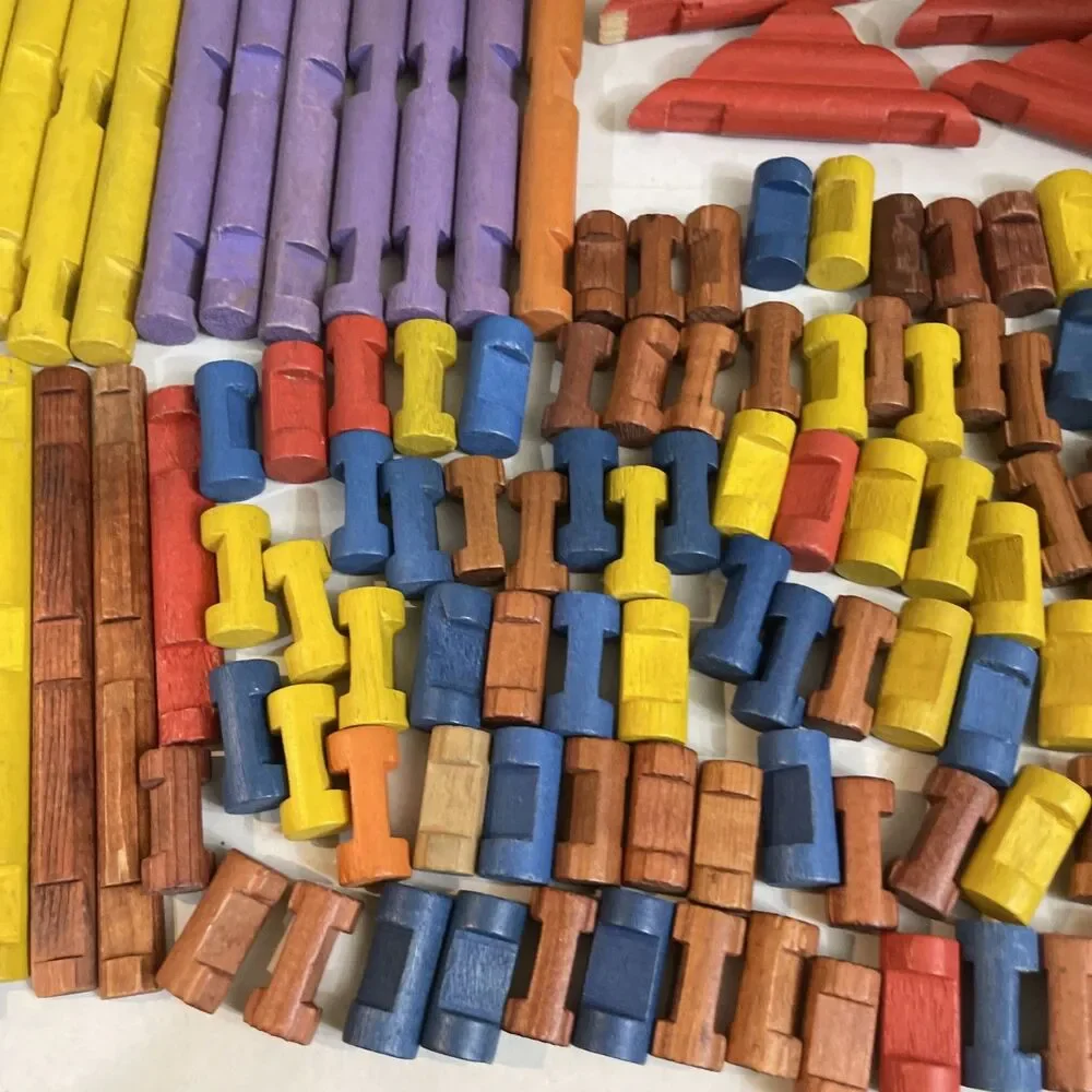 199 Piece Lot Vintage Lincoln Logs Multicolored Roofs Ect